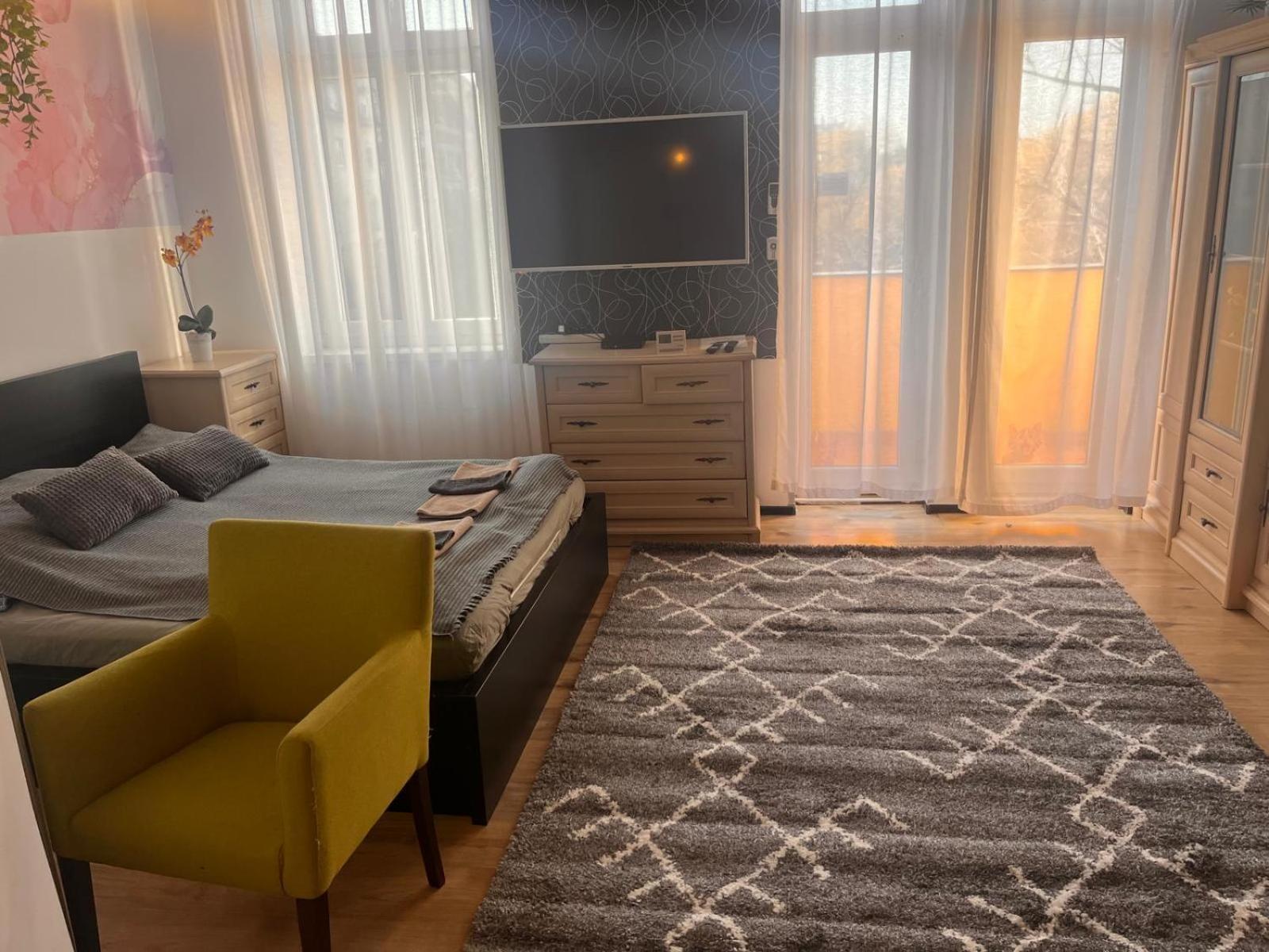 Kalvaria With Balcony, Free Parking And Ac Budapeşte Dış mekan fotoğraf